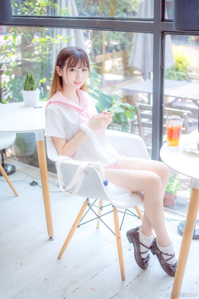 只听刘璝低沉的声音里，隐隐带着几分咆哮：“我为刘家出生入死，浴血拼杀，刘璋却在后方私通我妻子，更暗谋害我，非我不忠，奈何刘璋昏庸无道，更要绝我生路，今日回来，刘璝也没想过活着出去，将军，我刘璝今日，要反了！”